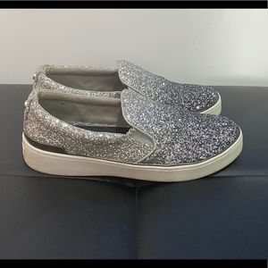 Guess slip on sneaker